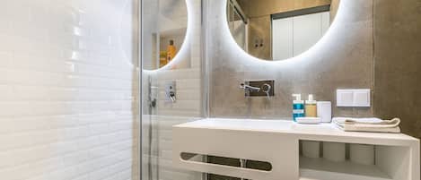 Douche, sèche-cheveux, serviettes fournies