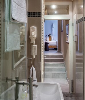Deluxe-Apartment | Badezimmer | Dusche, Hydromassagedusche, Haartrockner, Bidet
