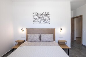 4 bedrooms, desk, soundproofing, iron/ironing board