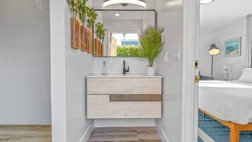 4 bedrooms, desk, iron/ironing board, travel crib