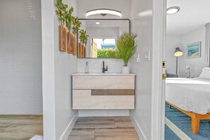 4 室のベッドルーム、デスク、アイロン / アイロン台、旅行用ベビーベッド