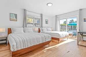 4 sovrum, skrivbord, strykjärn/strykbräda och resesäng
