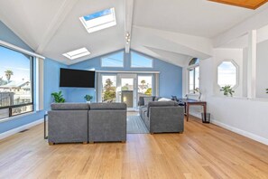 Smart TV, fireplace, books - Oceanview Family Playground (Santa Cruz)