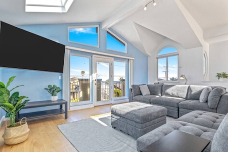 Smart TV, fireplace, books. Oceanview Family Playground