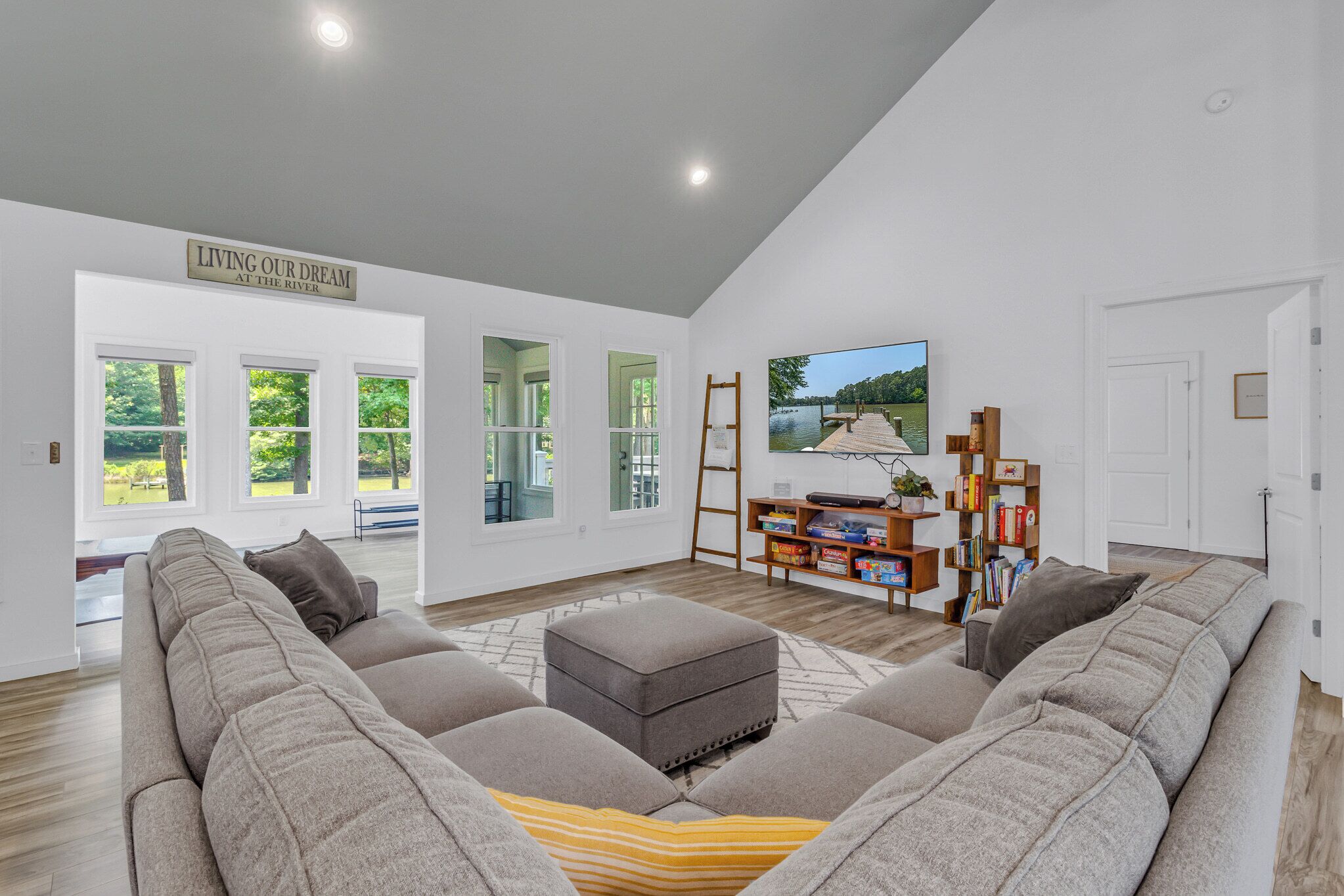 Televisor intel·ligent, llibres, estèreo i pantalles d'ordinador 