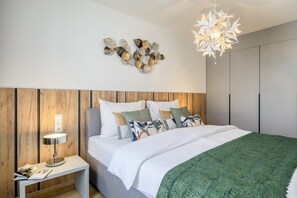 Apartamento, 1 quarto | Roupas de cama premium, cofres nos quartos, individualmente decorados