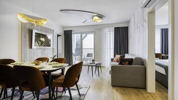 Apartment, 2 Schlafzimmer | Wohnzimmer | 50-Zoll-Smart-TV mit Satellitenempfang, Arbeitsbereiche