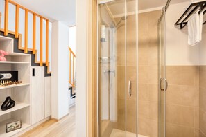 Shower, rainfall showerhead, eco-friendly toiletries, hair dryer - lyf Schönbrunn Vienna (Vienna)