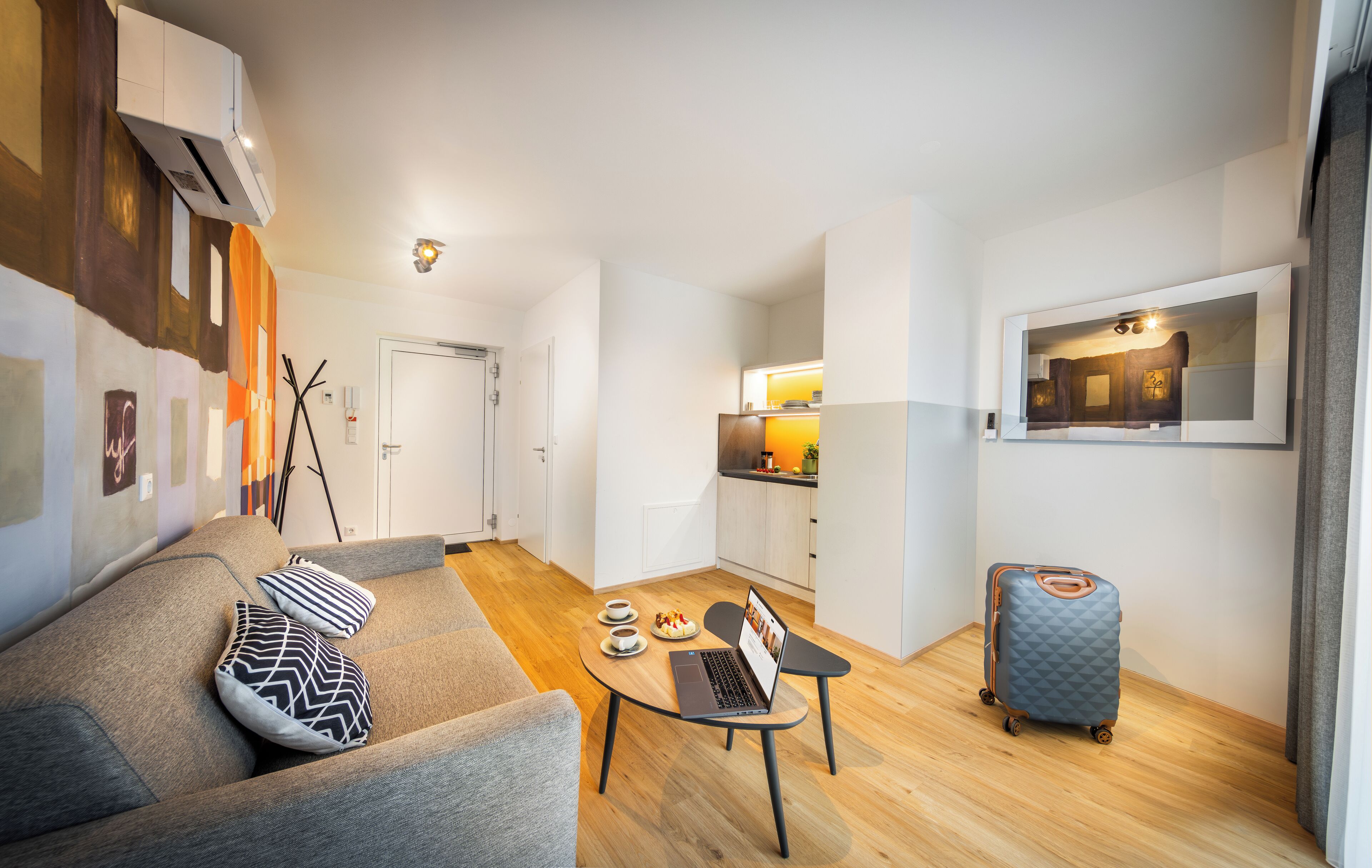 ملاءات للفراش لا تسبب الحساسية وخزنة داخل الغرفة