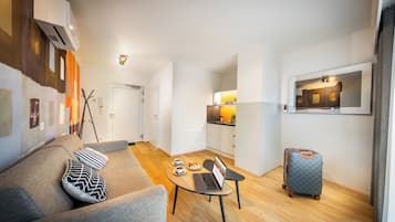 Ropa de cama hipoalergénica y caja de seguridad en la habitación