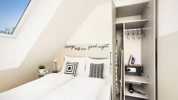 Een slaapkamer met dakraam, een bed met witte beddengoed, een nachtkastje met lamp en plant, en een kledingkast met kleren.