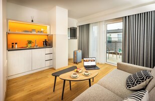 Apart Daire, 1 Yatak Odası (One of a Kind Plus) | Anti alerjik yatak takımı, odada kasa, dizüstü bilgisayar çalışma alanı 