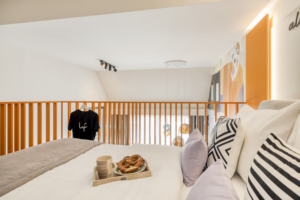 Hypo-allergenic bedding available, in-room safe, laptop workspace