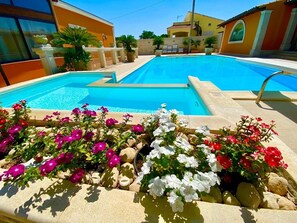 Una piscina al aire libre