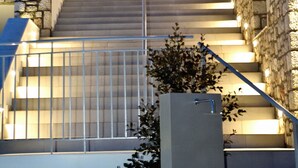 Un edificio moderno con una escalera que conduce a una puerta de cristal.