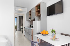 Lemari es, microwave, kompor, dan mesin espresso