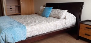 2 sovrum, strykjärn/strykbräda och sängkläder