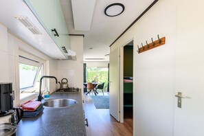 Refrigerador, microondas, parrilla de estufa y cafetera y tetera