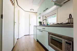 Frigorífic, microones, placa de cuina i cafetera i tetera 