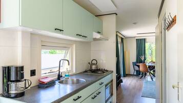 Kylskåp, mikrovågsugn, spishäll och kaffe- och tebryggare