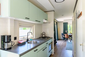 Frigorífic, microones, placa de cuina i cafetera i tetera 