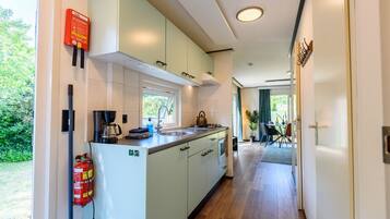 Kylskåp, mikrovågsugn, spishäll och kaffe- och tebryggare