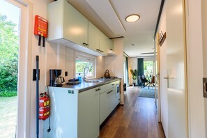 Kylskåp, mikrovågsugn, spishäll och kaffe- och tebryggare