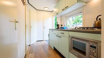 Kylskåp, mikrovågsugn, spishäll och kaffe- och tebryggare