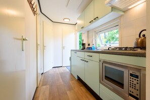 Kylskåp, mikrovågsugn, spishäll och kaffe- och tebryggare