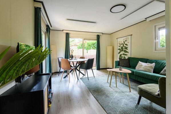 Een televisie en boeken