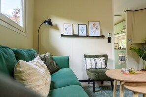 Een televisie en boeken