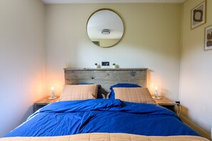 2 bedrooms, desk, WiFi, bed sheets