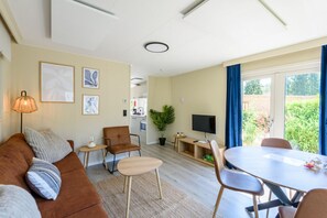 Een televisie en boeken