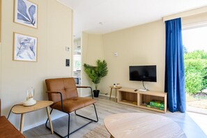 Een televisie en boeken