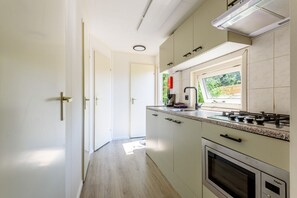 Kühlschrank, Mikrowelle, Herdplatte, Wasserkocher mit Kaffee-/Teezubehör