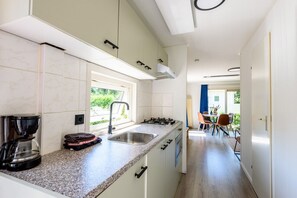 Kühlschrank, Mikrowelle, Herdplatte, Wasserkocher mit Kaffee-/Teezubehör