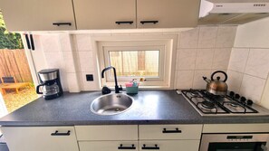 Kylskåp, mikrovågsugn, spishäll och kaffe- och tebryggare