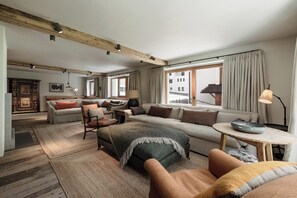 Suíte superluxo, vista para a montanha | Área de estar