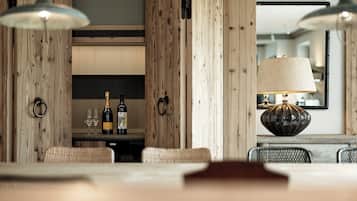 Luxury-Suite, Bergblick | Essbereich im Zimmer