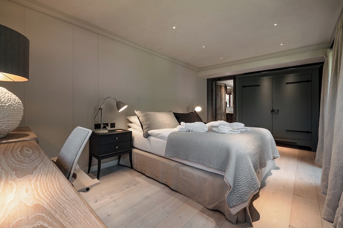 Luxury Suite, Mountain View | 6 bedrooms, in-room safe, desk, laptop workspace