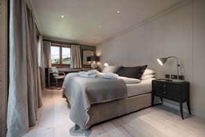 Suíte superluxo, vista para a montanha | Cofres nos quartos, escrivaninha, espaço de trabalho para notebook