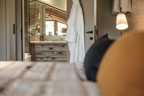 Luxe penthouse, balkon, uitzicht op bergen | Een kluis op de kamer, een bureau, een laptopwerkplek