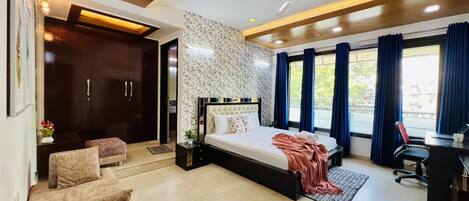 3 habitaciones, tabla de planchar con plancha, wifi y ropa de cama