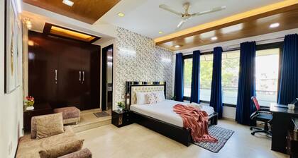 BluO 3BHK Green Park, Private Garden Balcony, Lift