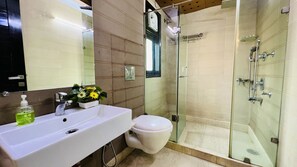 Een douche, een haardroger, een bidet, handdoeken