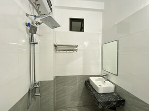 Superior-værelse med 2 enkeltsenge | Badeværelse | Designertoiletartikler, hårtørrer, hjemmesko, håndklæder