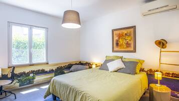 3 slaapkamers, een strijkplank/strijkijzer, gratis wifi, beddengoed