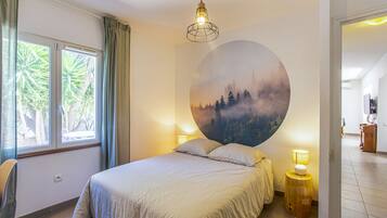 3 slaapkamers, een strijkplank/strijkijzer, gratis wifi, beddengoed