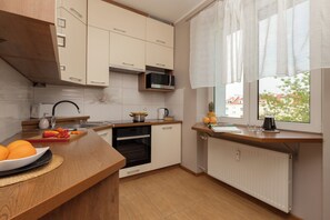 Mikrowelle, Geschirrspüler, Kochgeschirr/Geschirr/Besteck