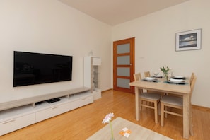 1 bedroom, cots/infant beds, bed sheets